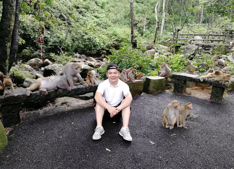 同事“猴（侯）哥”與他的猴弟猴孫們來(lái)了張親密合影，他經(jīng)常說(shuō)自己是美猴王，果然來(lái)到此地享受了一番當(dāng)王的感覺(jué)哈