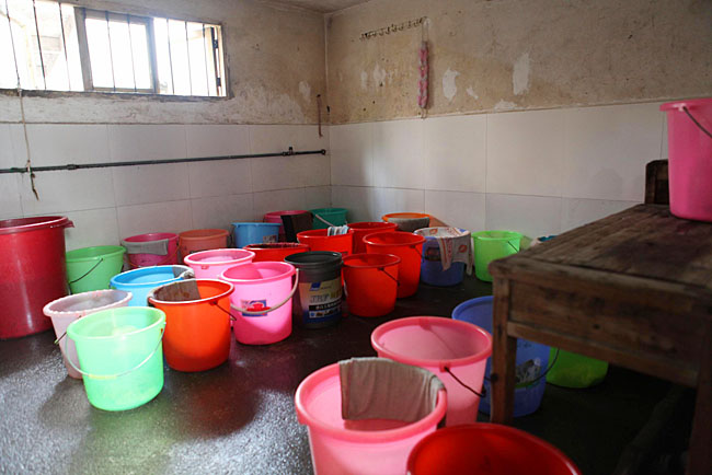 小學生在這里洗澡,條件比較艱苦