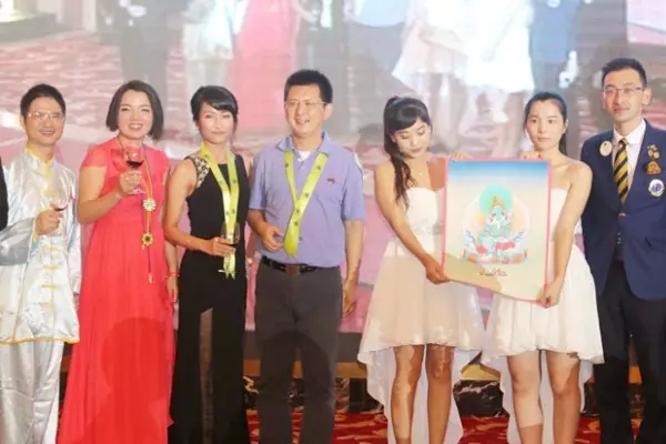 作品《唐卡》拍得善款18萬元！